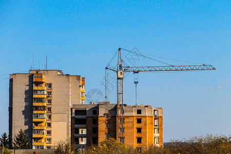 建筑起重机和正在建筑中的建筑图片