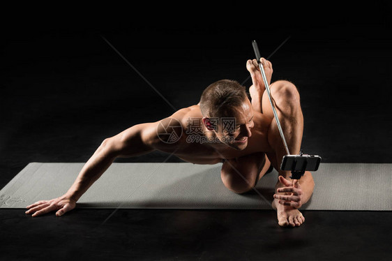 男人拿着自拍跟脚趾紧粘着脚趾头做瑜伽图片