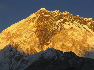 尼泊尔喜马拉雅山的白雪皑的山峰图片