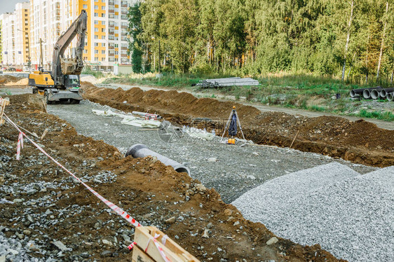 夏季在公路建设外面工作图片