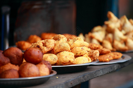 街上的传统印度美食高清图片