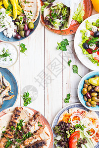 希腊食物背景Meze陀螺仪烤肉串炸鱼皮塔饼希腊沙拉tzatziki各种羊乳酪橄榄和蔬菜传统的希腊菜肴套装文本的空间顶视图片