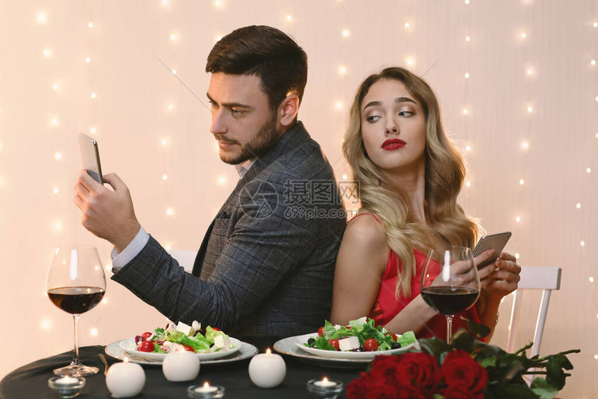 好奇妇女用肩扛的智能手机向男朋友打情谊图片