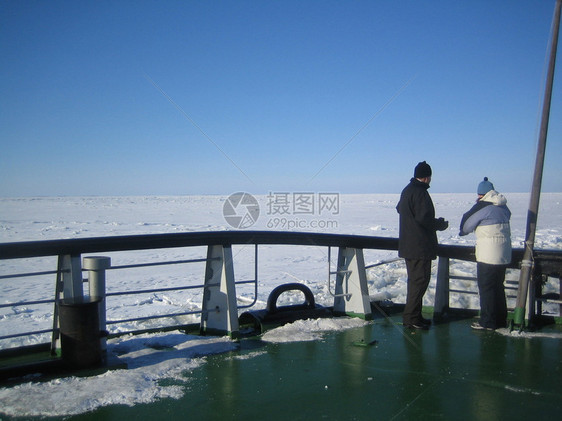 在开冰船巡航期间的甲板上的人图片