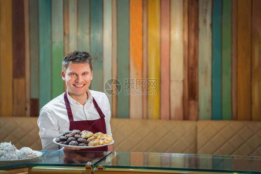 柜台前微笑的面包师图片