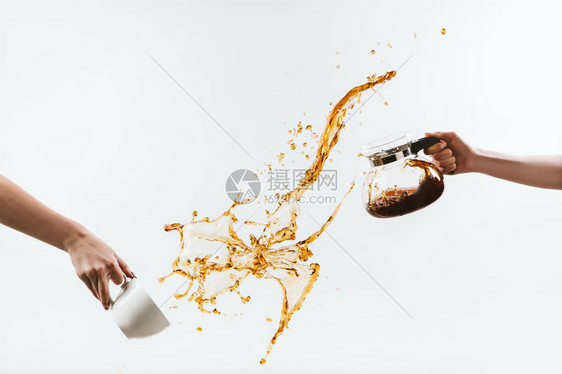 从杯子和玻璃罐中喷洒热咖啡在图片