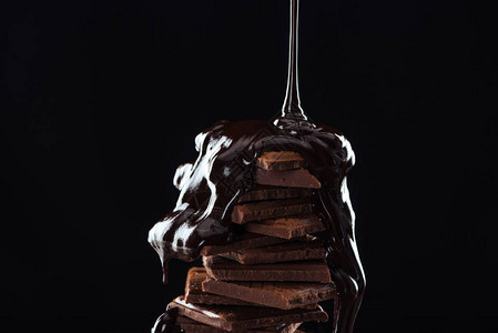 热融化巧克力在巧克力堆叠上灌图片