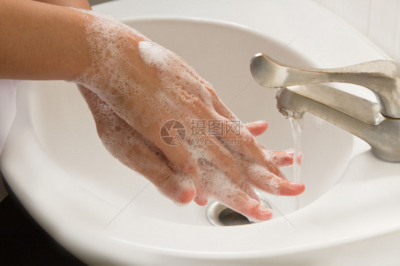 用肥皂洗手图片