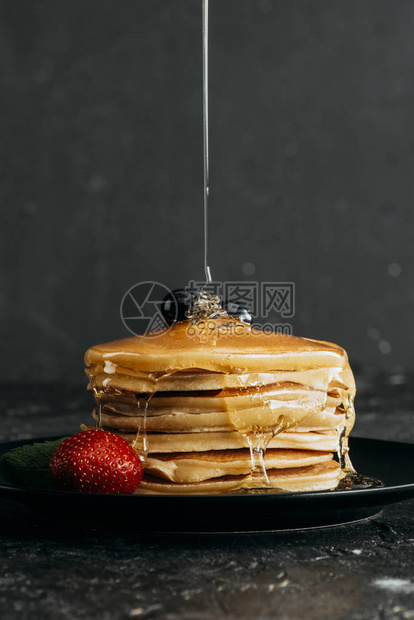 枫糖浆倒在叠好的煎饼上的特写镜头图片