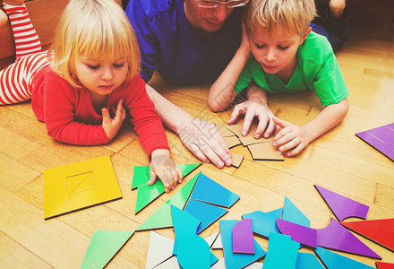 老师和孩子们玩几何形状拼图图片
