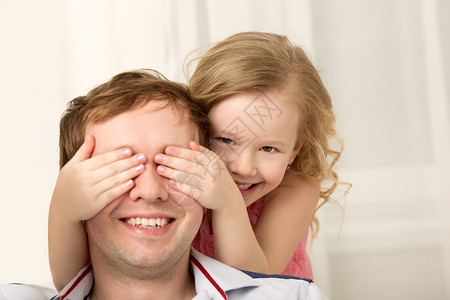 小女孩用手闭上爸的眼睛图片