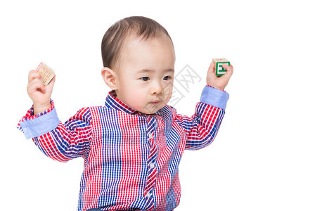 亚洲男婴投掷玩具积木图片