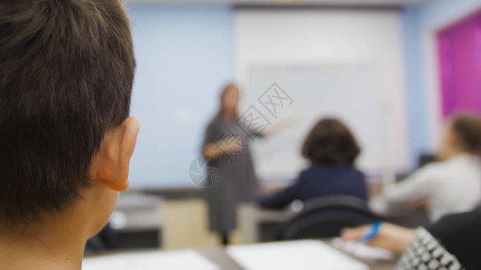 在校同学在老师上课时看孩子的男孩解释课文闭合电背景图片