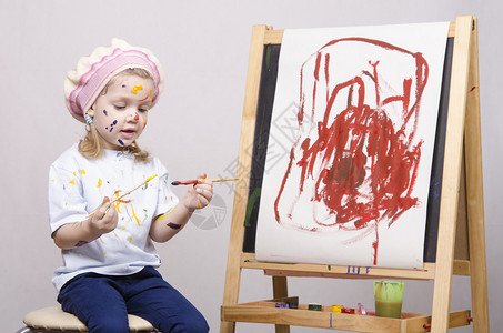 一个三岁女孩的肖像在艺术家中玩耍女孩泥油漆图片