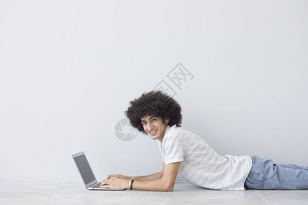 玩电脑的年轻人图片