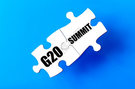 蓝色背景下带有G20和SUMMIT字样的连接拼图具有可用复制空背景图片