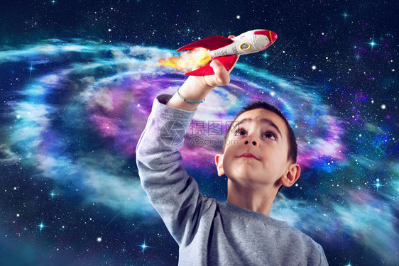 孩子玩小火箭想象力的概念图片