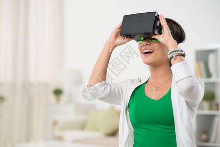 VR装置的女孩在视频游戏中图片
