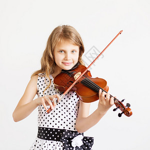小提琴家的肖像美丽的天才小女孩在白种背景下图片
