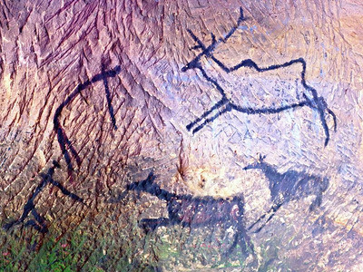 砂岩墙上人类狩猎的黑色碳漆图片