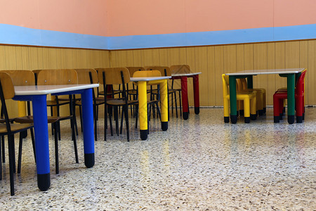 幼儿园食堂的小桌椅图片