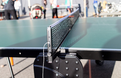 户外活动中的乒乓球网背景图片
