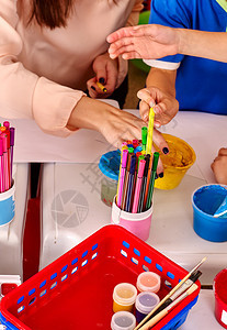 一组儿童双手在桌面上绘图片