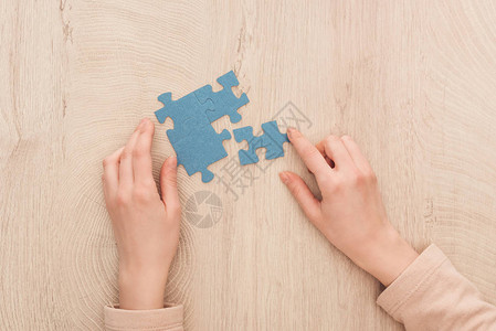 木制桌上蓝色拼图的女图片