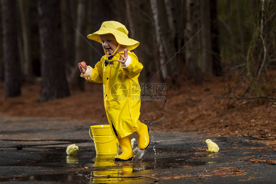 一个小孩在雨中玩耍而小妞图片