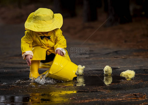 一个小孩在雨中玩耍而小妞图片