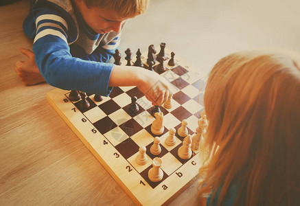 男孩和女孩下象棋儿童学习图片