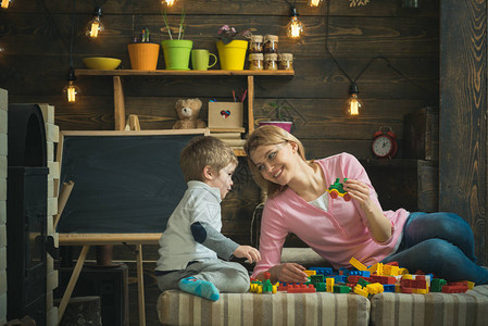 童年的概念背景上有黑板的托儿所家庭在家里和构造函数一起玩妈和孩子玩构造器塑料砖的细节母亲和儿背景图片