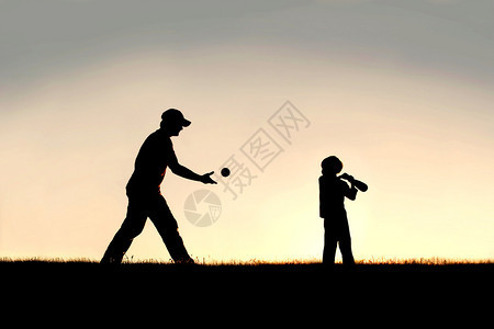 一个年轻父亲和他的小儿子在一个夏天的晚上在外面打棒球的轮廓图片