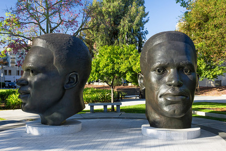帕萨迪纳市政厅附近的杰基和麦克罗宾逊雕像向当地著名运动员杰基和麦图片