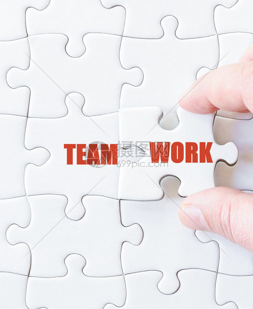 缺少带有单词TEAMWORK的拼图完成拼图的图片