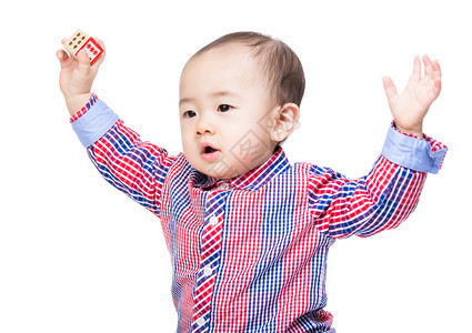 亚裔小男孩举起手来用白色背景孤立的玩图片