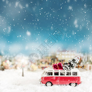 在雪地的风景下带礼物和圣诞图片