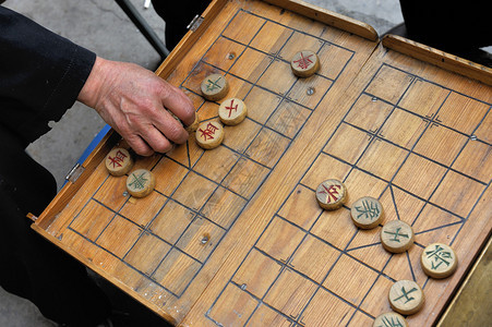 一名男子在北京当地的象棋盘上下棋图片