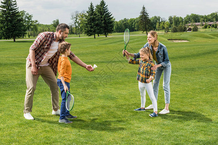 父母教小孩子如何在公园打羽毛球图片