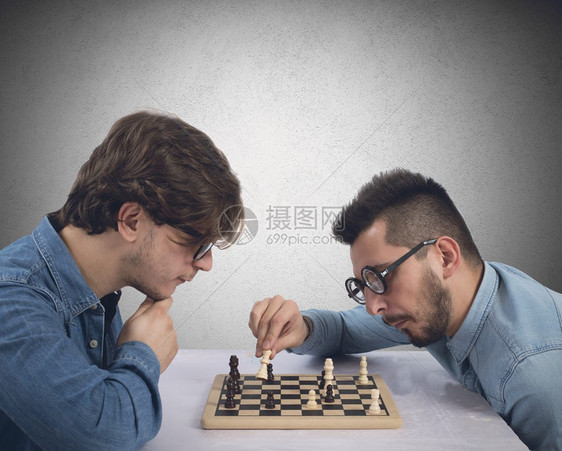 两兄弟在下棋对弈图片