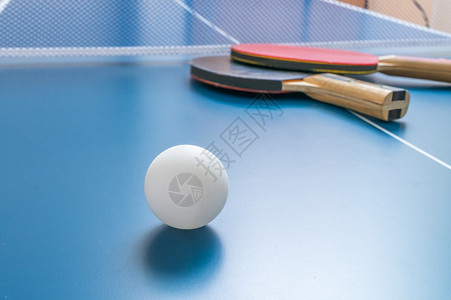 白球打桌球网或木背景图片