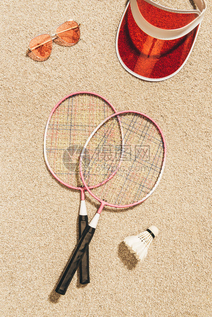 羽毛球设备太阳镜和沙滩帽的顶视图图片
