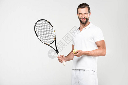 快乐的网球手握着球和拍打图片