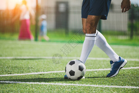 足球运动员与足球在足球场上训图片