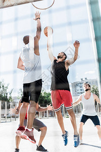 一群运动员在球场上一起打篮球图片