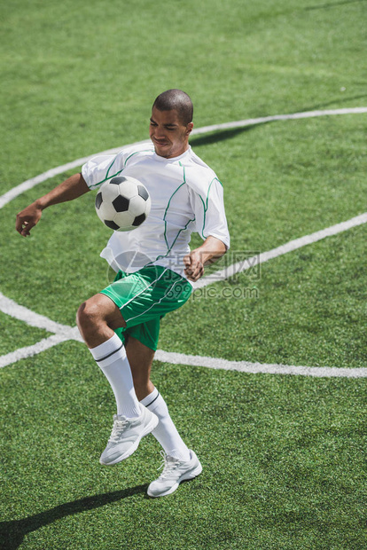 非洲美式足球运动员训练球在图片