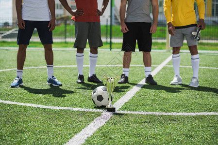 足球队的局部视线站在地上与高leblet和球图片
