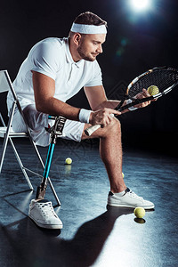 将网球拍打和球放在椅子上躺着的网球手瘫痪式网球图片