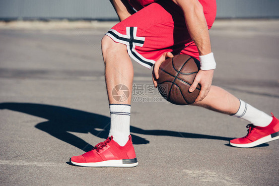 篮球员在街上打篮图片