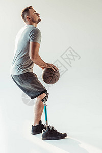 瘫痪篮球运动员抛球向侧倾弃白图片